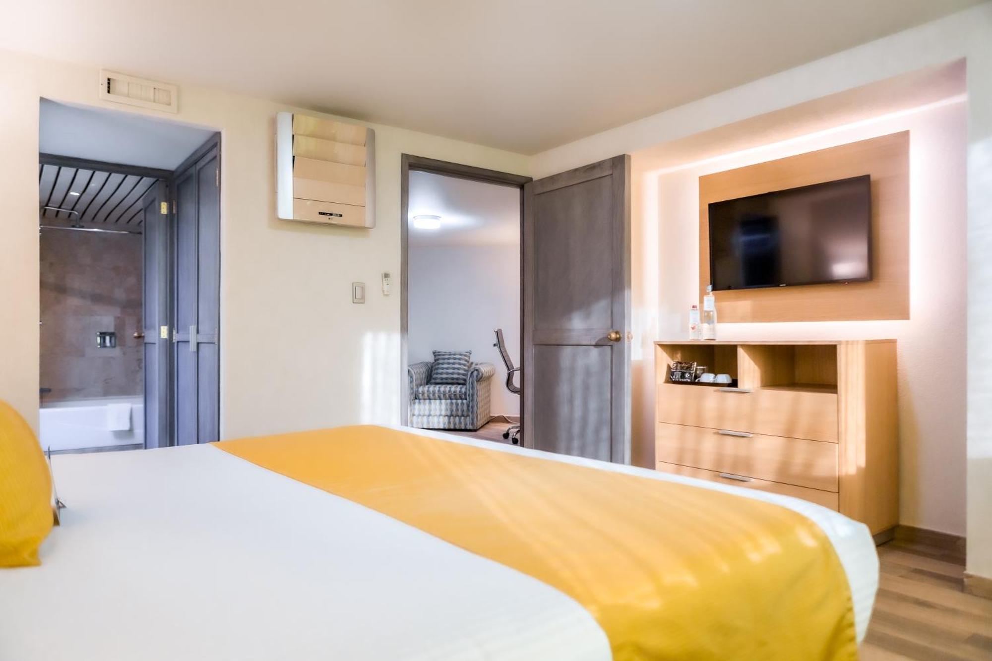 Hotel La Joya Pachuca Zewnętrze zdjęcie A room at the hotel