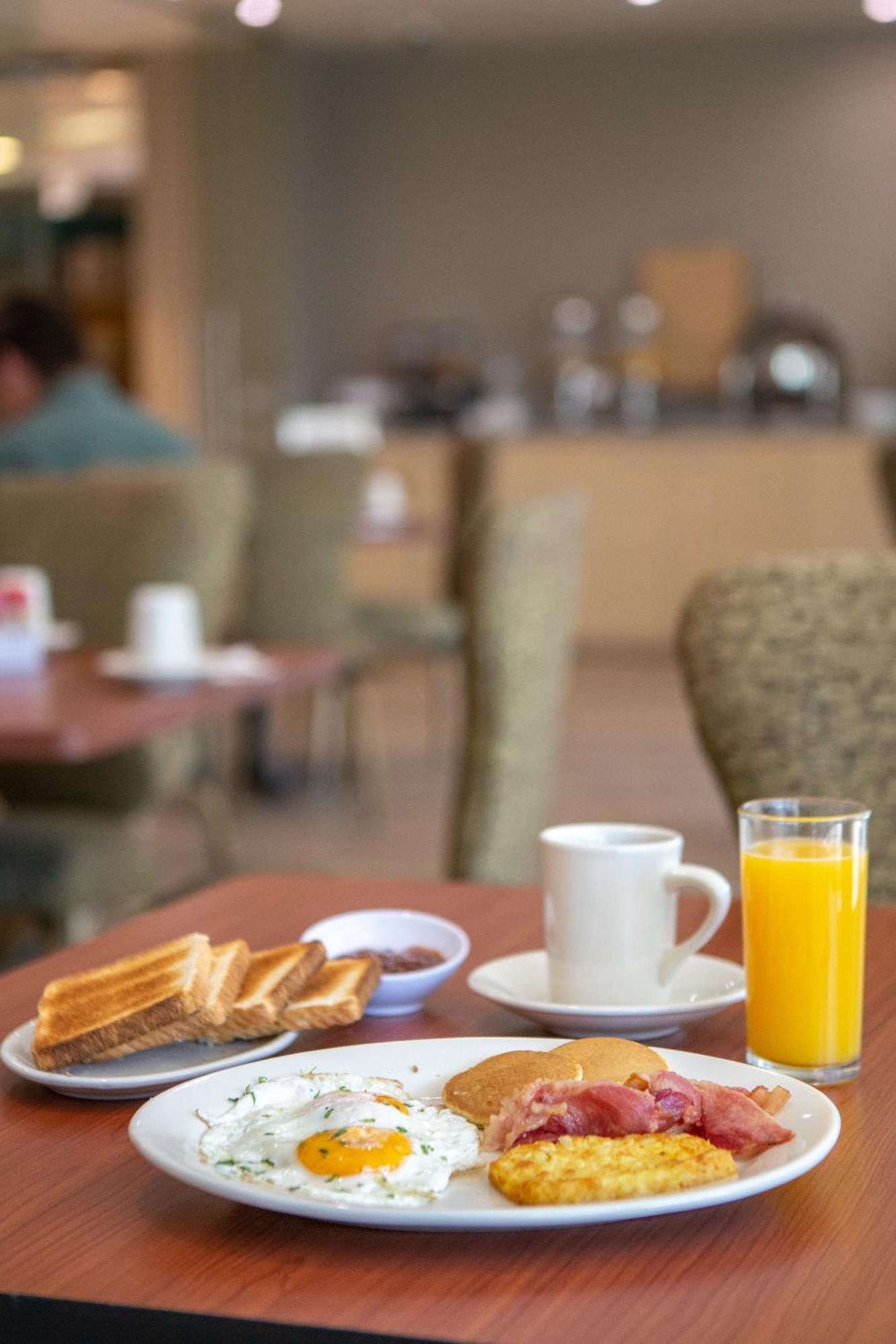 Hotel La Joya Pachuca Zewnętrze zdjęcie A breakfast with orange juice
